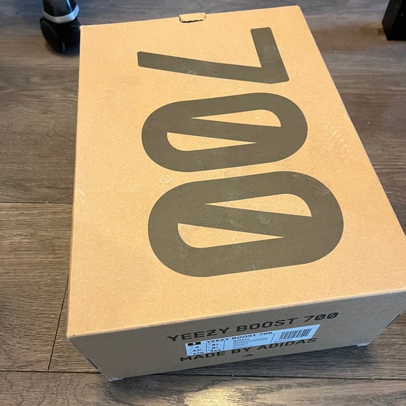 adidas Yeezy boots 700 - Picture 5 of 8